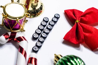 Renkli Alfabetik Boncuklarla yapılan Mutlu Noeller.