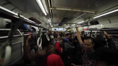 JAKARTA, İNDONEZYA - 09 Mart 2016: trendeki yolcuların atmosferi. Tamamlanmış iş