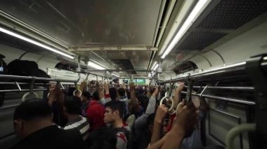 JAKARTA, İNDONEZYA - 09 Mart 2016: trendeki yolcuların atmosferi. Tamamlanmış iş