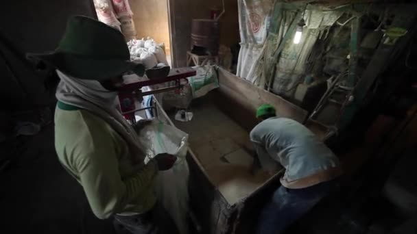 Cianjur Indonesia Octubre 2015 Los Trabajadores Trabajan Molino Arroz Tradicional — Vídeos de Stock
