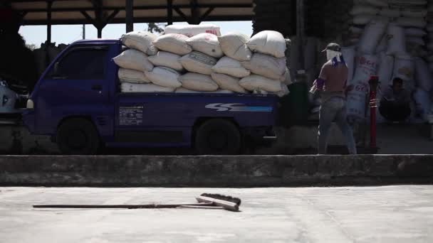 Cianjur Indonesia Październik 2015 Pracownicy Pracują Tradycyjnym Młynie Ryżowym — Wideo stockowe