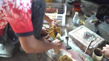 Cianjur, Endonezya. 12 Şubat 2024: Cianjur 'da geleneksel Müslüman fener lambalarının zanaatkarlarına lamba Gentur denir.