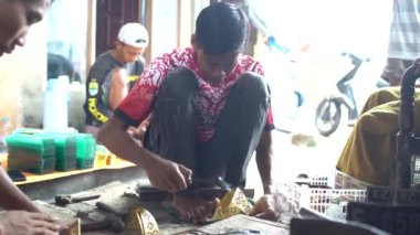 Cianjur, Endonezya. 12 Şubat 2024: Cianjur 'da geleneksel Müslüman fener lambalarının zanaatkarlarına lamba Gentur denir.