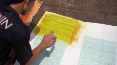 Cianjur, Endonezya. 12 Şubat 2024: Cianjur 'da geleneksel Müslüman fener lambalarının zanaatkarlarına lamba Gentur denir.