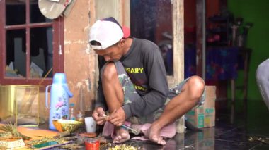 Cianjur, Endonezya. 12 Şubat 2024: Cianjur 'da geleneksel Müslüman fener lambalarının zanaatkarlarına lamba Gentur denir.