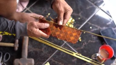 Cianjur, Endonezya. 12 Şubat 2024: Cianjur 'da geleneksel Müslüman fener lambalarının zanaatkarlarına lamba Gentur denir.