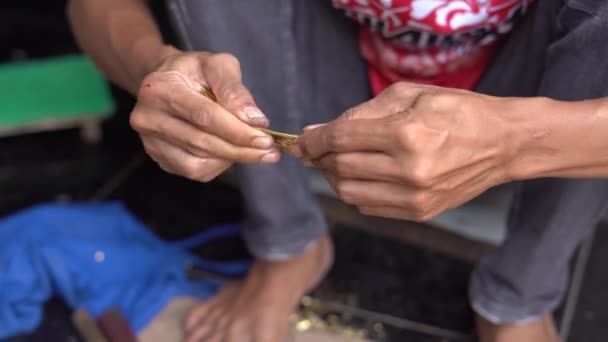 Die Handwerker Der Traditionellen Muslimischen Laternen Cianjur Werden Lampu Gentur — Stockvideo