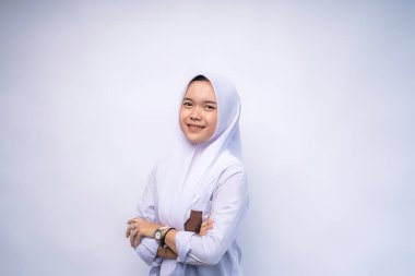 Beyaz ve gri üniformalı Endonezyalı liseli Müslüman kadın. Eğitim kavramı