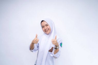 Beyaz ve gri üniformalı Endonezyalı lise öğrencisinin, 