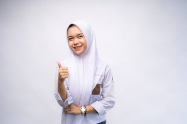 Beyaz ve gri üniformalı Endonezyalı lise öğrencisinin, 