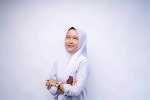 Beyaz ve gri üniformalı Endonezyalı liseli Müslüman kadın. Eğitim kavramı