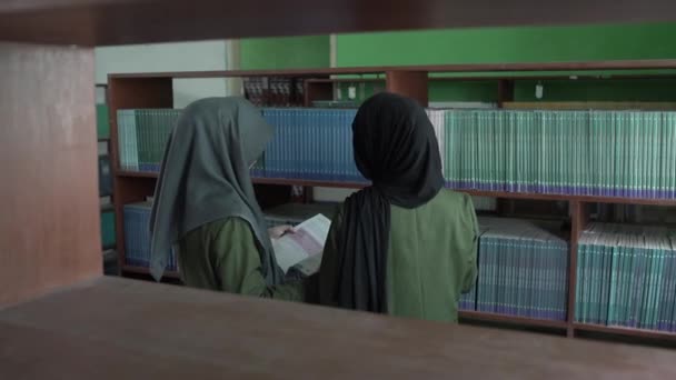Studenci Prowadzą Zajęcia Bibliotece Hidżabach Muzułmański Student — Wideo stockowe