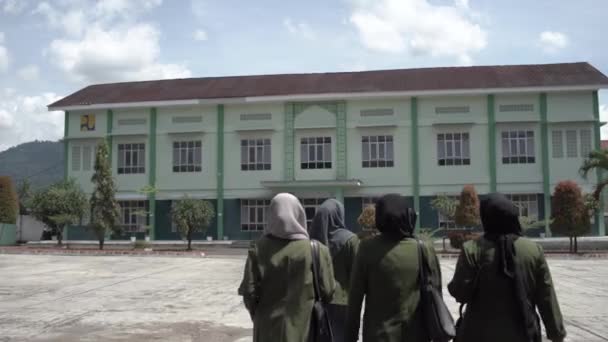 Flera Elever Gick Mot Klassrummet Med Hijab Muslimska Studenter — Stockvideo