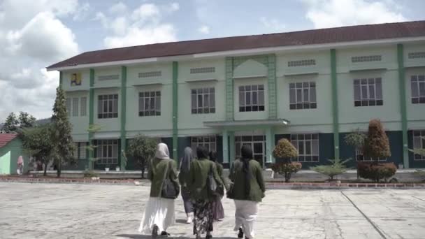 Mehrere Schüler Gingen Hidschab Richtung Klassenzimmer Muslimische Studenten — Stockvideo