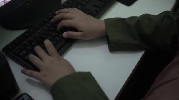 Öğrenciler Bilgisayar Laboratuvarında Tesettürlü Bilgisayarlar Üzerinde Çalışıyorlar Müslüman Öğrenciler — Stok video