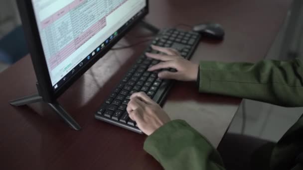 学生はヒジャブを着用したコンピュータラボでコンピュータを研究します イスラム教徒 — ストック動画