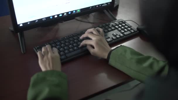Alunos Estudam Computadores Laboratório Informática Usando Hijab Estudantes Muçulmanos — Vídeo de Stock