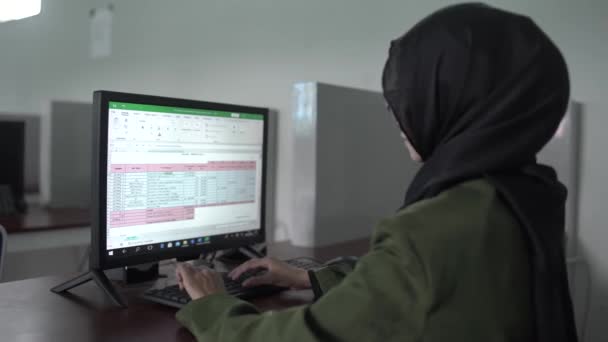 Студенты Изучают Компьютеры Компьютерной Лаборатории Хиджабе Мусульманские Студенты — стоковое видео
