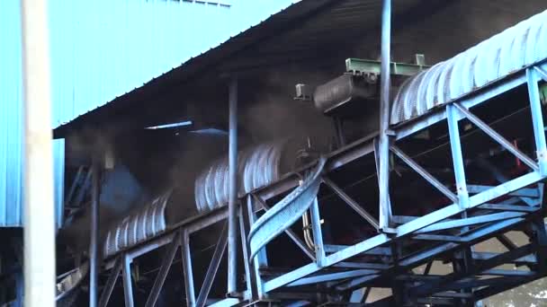 먼지는 적재로 발전소의 오염을 일으킵니다 — 비디오