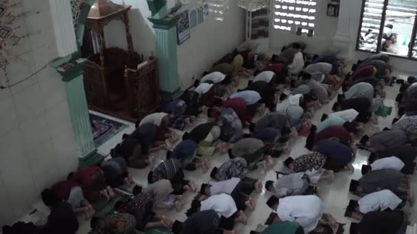 インドネシア Cianjur October 2015 大モスクで一緒に祈っているイスラム教徒の群衆からのビデオ — ストック動画