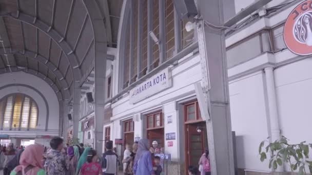 Jakarta Indonésia Outubro 2017 Atmosfera Estação Kota Jacarta Ocupada Com — Vídeo de Stock