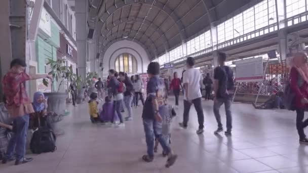Індонезія October 2017 Атмосфера Станції Джакарта Зайнята Людьми Які Проходять — стокове відео