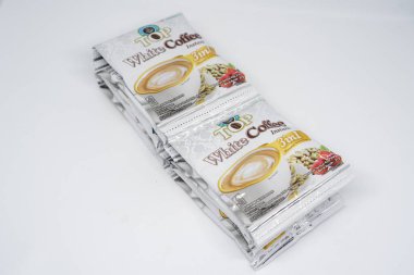 Jakarta, Endonezya. 28 Aralık 2023: Endonezya pazarında paketlenmiş kahve. Beyaz arka planda izole edilmiş en iyi kahve.