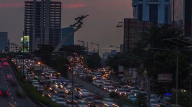 JAKARTA, INDONEZYA - 20 AĞUSTOS 2016: İşten eve dönüş yolunda Cakarta şehir trafiği sıkışıklığı
