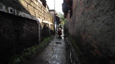 JAKARTA, İNDONEZYA - 17 EKİM 2017: Gojek şoförü yolcuları almaya gidiyor