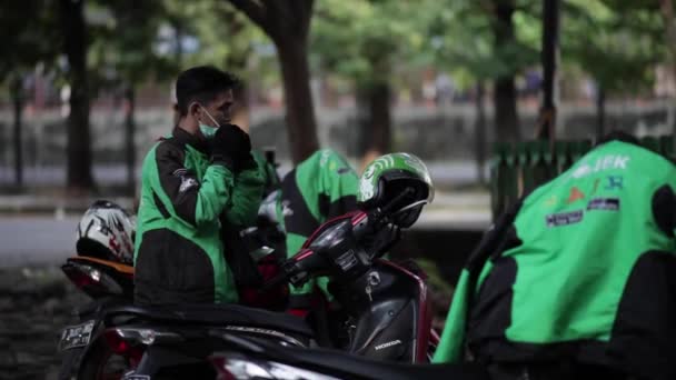 Jakarta Indonezya Ekim 2017 Çevrimiçi Motosiklet Taksi Şoförü Yolcuları Almaya — Stok video