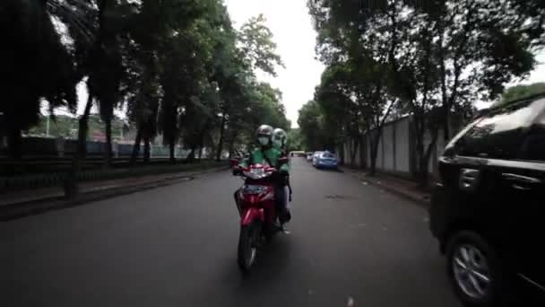 Jakarta Indonezya Ekim 2017 Gojek Çevrimiçi Motosiklet Taksisi Yolcuları Taşıyor — Stok video