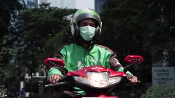 Jakarta Indonesien Oktober 2017 Gojekförare Väg För Att Hämta Passagerare — Stockvideo