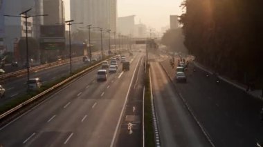 JAKARTA, Endonezya - 13 Mart 2016: Jalan Gatot Subroto Jakarta, Endonezya 'da sabah aracının zamanaşımı atmosferi