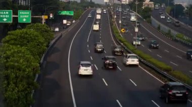 JAKARTA, Endonezya - 13 Mart 2016: Jalan Gatot Subroto Jakarta, Endonezya 'da sabah aracının zamanaşımı atmosferi