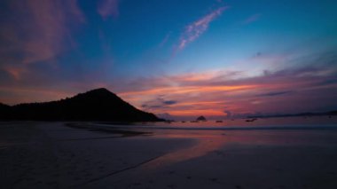 Selong Belanak plajı, Lombok, Endonezya 'da gün batımında