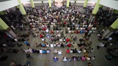 CANJUR, İNDONEZYA - 17 Ekim 2015: Camide birlikte namaz kılan Müslüman kalabalığının zamanlaması yüksek.