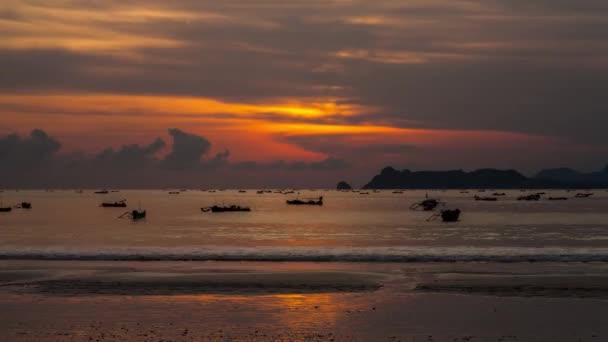 Timelapse Silhuett Fiskebåt Vid Solnedgången Selong Belanak Beach Lombok Indonesien — Stockvideo