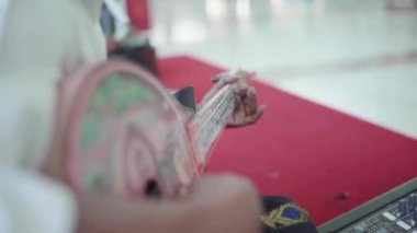 Lombok 'tan müzik çalanlar geleneksel müzik enstrümanları çalıyorlar