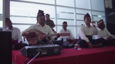 LOMBOK, INDONEZYA - 19 Kasım 2019: Lombok 'tan müzik çalanlar geleneksel müzik enstrümanları çalıyorlar