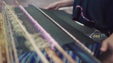 Geleneksel lombok kumaşı, Tenun ya da Weaving ören Endonezyalı bir kadın kumaş imalatında kullanılan bir tekniktir..