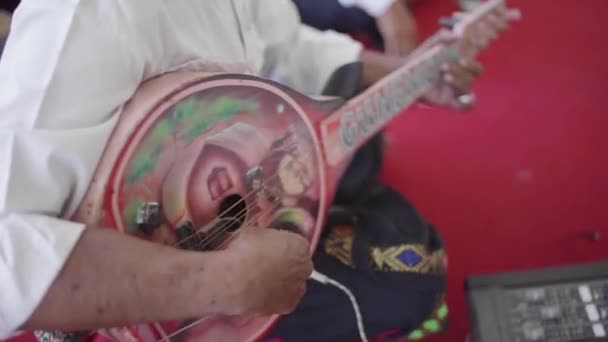 Muziekspelers Uit Lombok Bespelen Traditionele Muziekinstrumenten — Stockvideo