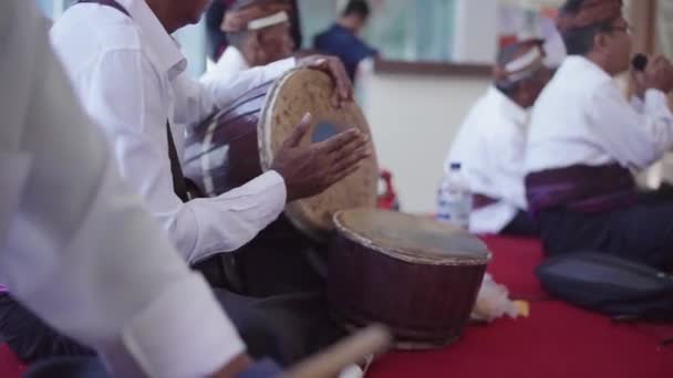 Musikspelare Från Lombok Spelar Traditionella Musikinstrument — Stockvideo