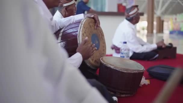 Muziekspelers Uit Lombok Bespelen Traditionele Muziekinstrumenten — Stockvideo
