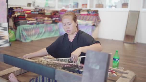 Lombok Indonesie 2019 Indonéská Žena Která Tká Tradiční Lombovou Tkaninu — Stock video