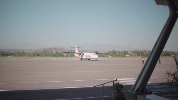 Lombok Indonesia Oktober 2019 Het Vliegtuig Staat Geparkeerd Het Luchthavengebied — Stockvideo