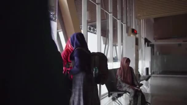 Sumbawa Indonézia Október 2019 Utasok Felszállnak Gépre Felkészülnek Felszállásra — Stock videók
