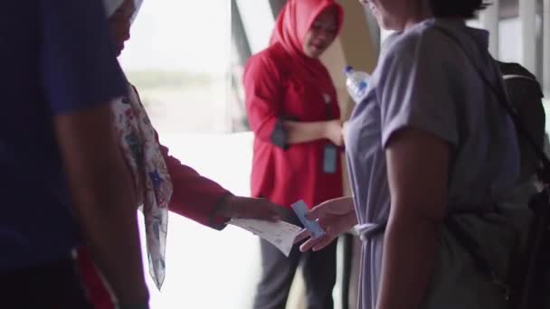 Sumbawa Indonesia 2019 Cestující Nastupují Připravují Nástupu Palubu Letadla — Stock video