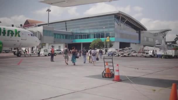 Lombok Indonesien Oktober 2019 Passagerare Går Mot Flygplatsbyggnaden — Stockvideo