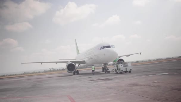 Lombok Indonesien Oktober 2019 Das Flugzeug Steht Auf Dem Flughafengelände — Stockvideo