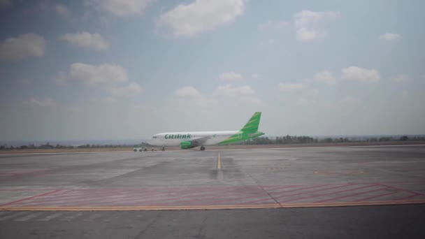 Lombok Indonesia Październik 2019 Samolot Zaparkowany Terenie Lotniska — Wideo stockowe